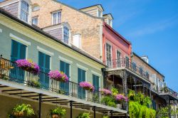 Dettagli di architettura variopinta nel quartiere francese di New Orleans, Louisiana.

