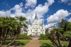 La cattedrale di Saint Louis Cathedral a New Orleans, Louisiana, USA. Principale luogo di culto cattolico cittadino, questo edificio religioso è stato costruito fra il 1789e il 1794.
 ...