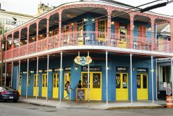 La facciata del Dat Dog restaurant su Frenchmen Street a New Orleans, USA. Aperto nel 2011 dopo la distruzione dell'uragano Katrina, questo ristorante combina i sapori tradizionali della ...