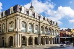 Architettura classicheggiante e balconate in ferro per questo palazzo del quartiere francese di New Orleans, USA - © Jorg Hackemann / Shutterstock.com