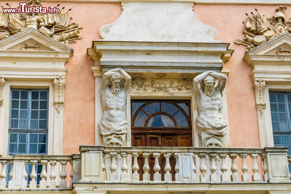 Immagine Due cariatidi sulla facciata del Castello Savoia di Govone, in Piemonte - © s74 / Shutterstock.com