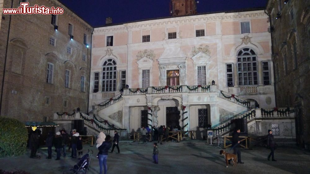 Immagine Fotografia notturna del Castello di Govone a Natale, Piemonte