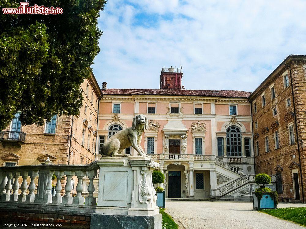 Immagine Il monumentale ingresso del Castello di Govone in Piemonte - © s74 / Shutterstock.com