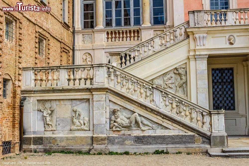 Immagine Particolare della scalinata barocca del Castello di Govone, reggia sabauda in Piemonte - © s74 / Shutterstock.com