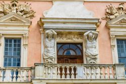 Due cariatidi sulla facciata del Castello Savoia di Govone, in Piemonte - © s74 / Shutterstock.com