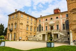 La Reggia Savoia di Govone, il castello si trova in provincia di Cuneo, in Piemonte - © s74 / Shutterstock.com