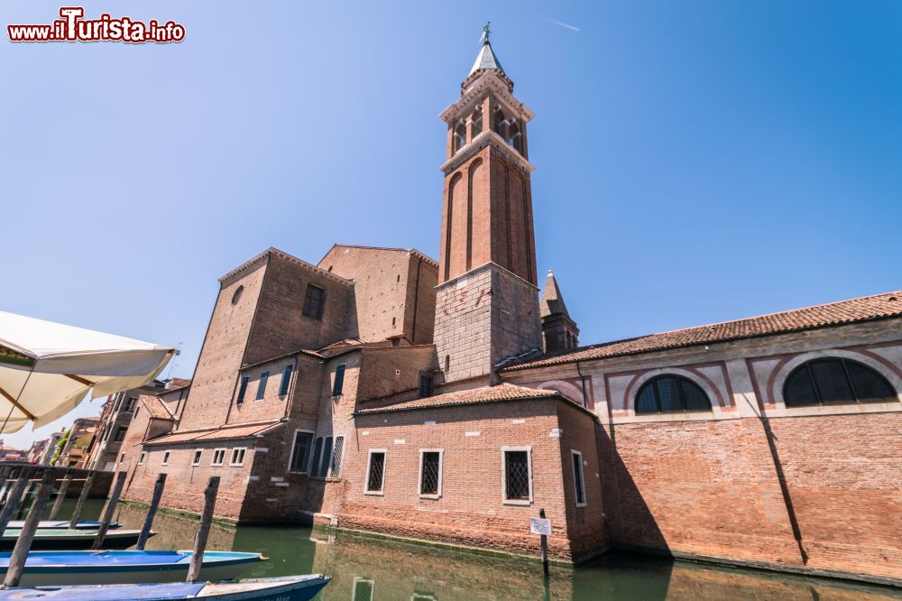 Immagine La chiesa di San Giacomo a Chioggia fotografata dal Canal Vena nel centro storico della città lagunare