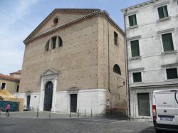 La facciata della Chiesa di San Giacomo a Chioggia - © Threecharlie - CC BY-SA 3.0, Wikipedia