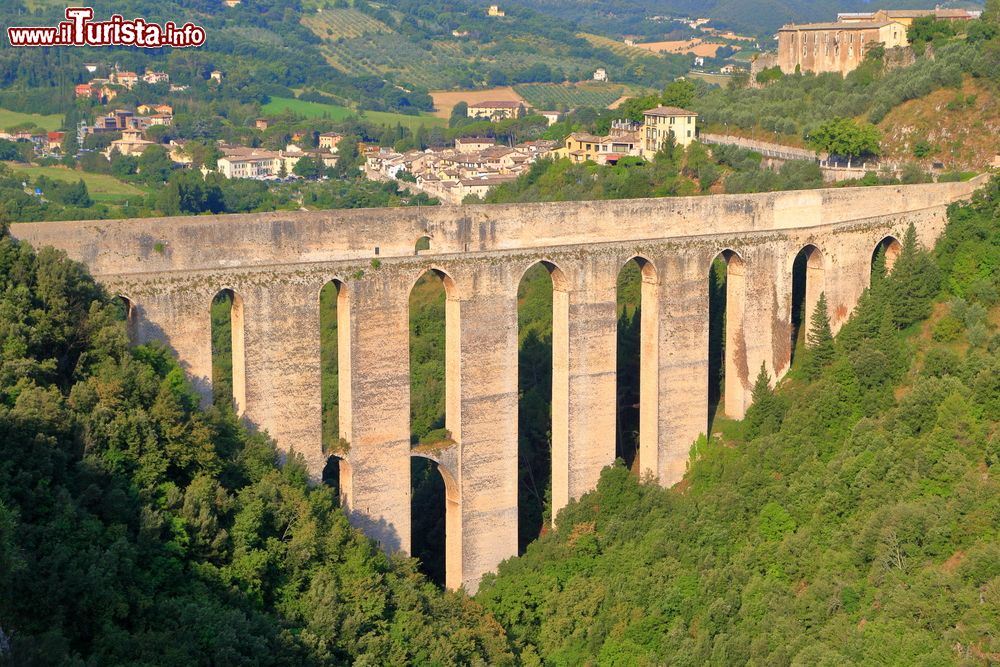 Immagine Il Ponte delle Torri l'acquedotto medievale di Spoleto