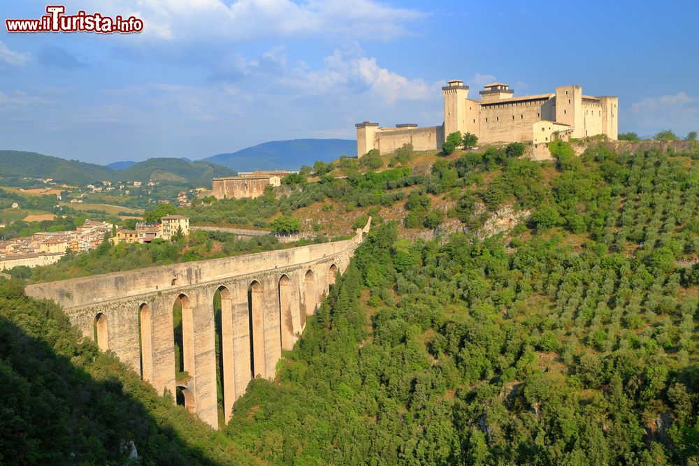 Immagine Il Ponte delle Torri di Spoleto attraversa una profonda valle a fianco della Rocca di Spoleto