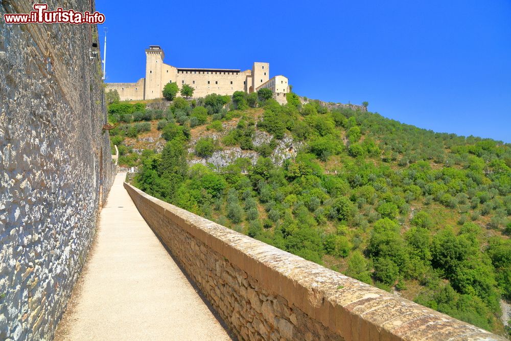 Immagine Il sentirero che corre sul ponte delle Torri di Spoleto in Umbria