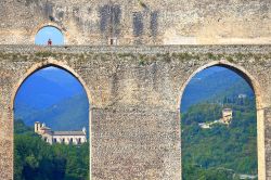 Dettaglio delle arcate dell'acquedotto di Spoleto, il Ponte delle Torri