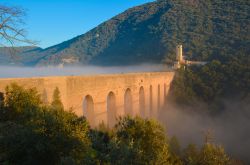 La nebbia avvolge il Ponte delle Torri di Spoleto