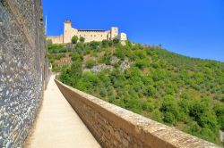 Il sentirero che corre sul ponte delle Torri di Spoleto in Umbria