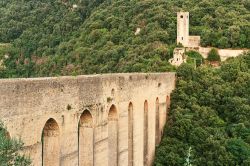 Una delle Torri al termine del ponte di Spoleto in Umbria - © Aksenya / Shutterstock.com