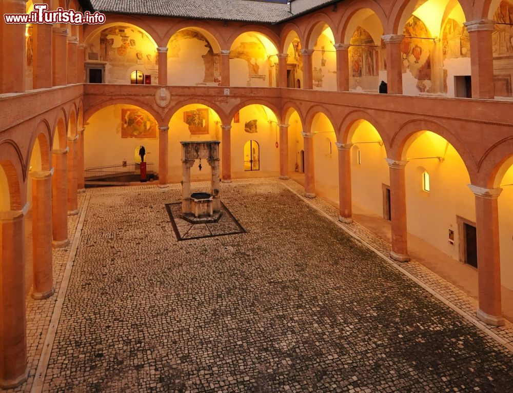 Immagine La Corte d'onore, il cortile interno della Rocca di Spoleto - © Silvio sorcini - CC BY-SA 4.0, Wikipedia