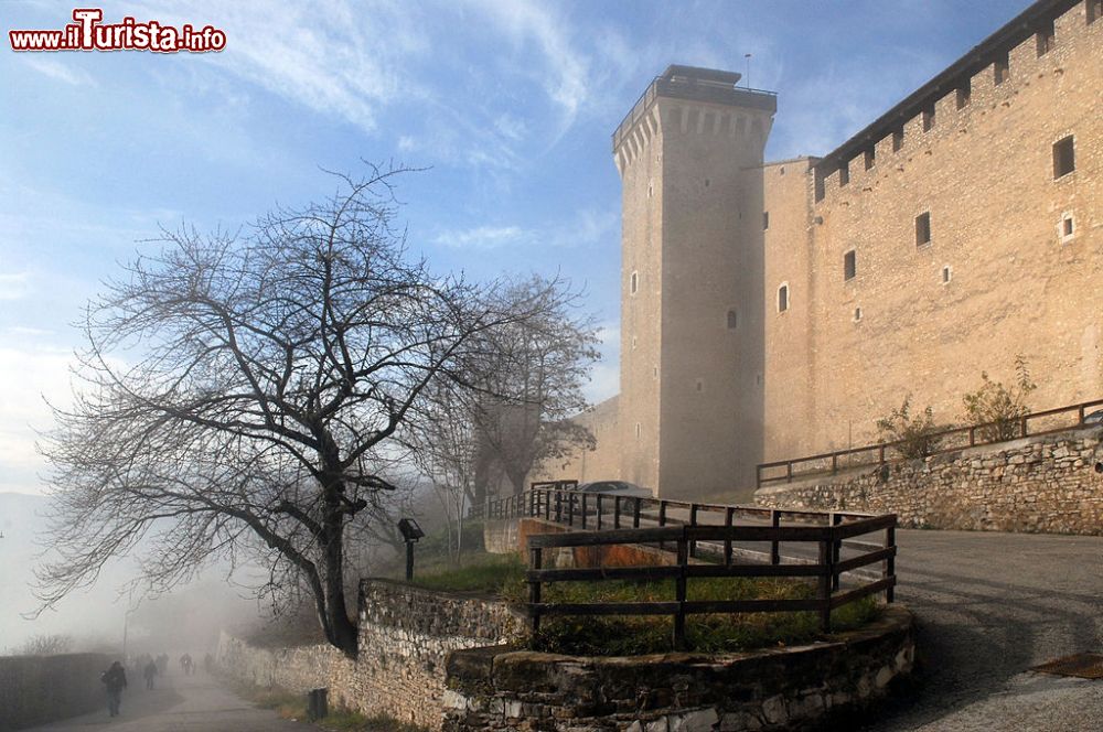 Immagine La salita alla fortezza della Rocca Albornoziana a Spoleto, in Umbria - © Silvio sorcini - CC BY-SA 4.0, Wikipedia