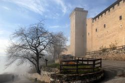 La salita alla fortezza della Rocca Albornoziana a Spoleto, in Umbria - © Silvio sorcini - CC BY-SA 4.0, Wikipedia