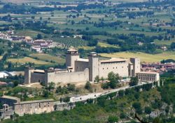 Una veduta dall'alto della fortezza di Spoleto, la Rocca Albornoziana  - © pizzodisvevo - Flickr, CC BY-SA 2.0, Wikipedia