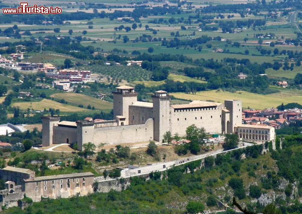 Immagine Una veduta dall'alto della fortezza di Spoleto, la Rocca Albornoziana  - © pizzodisvevo - Flickr, CC BY-SA 2.0, Wikipedia