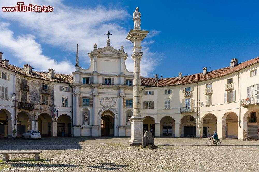Immagine La splendida Piazza dell'Annunziata nel Borgo Antico di Venaria Reale in Piemonte - © Fabio Lotti / Shutterstock.com