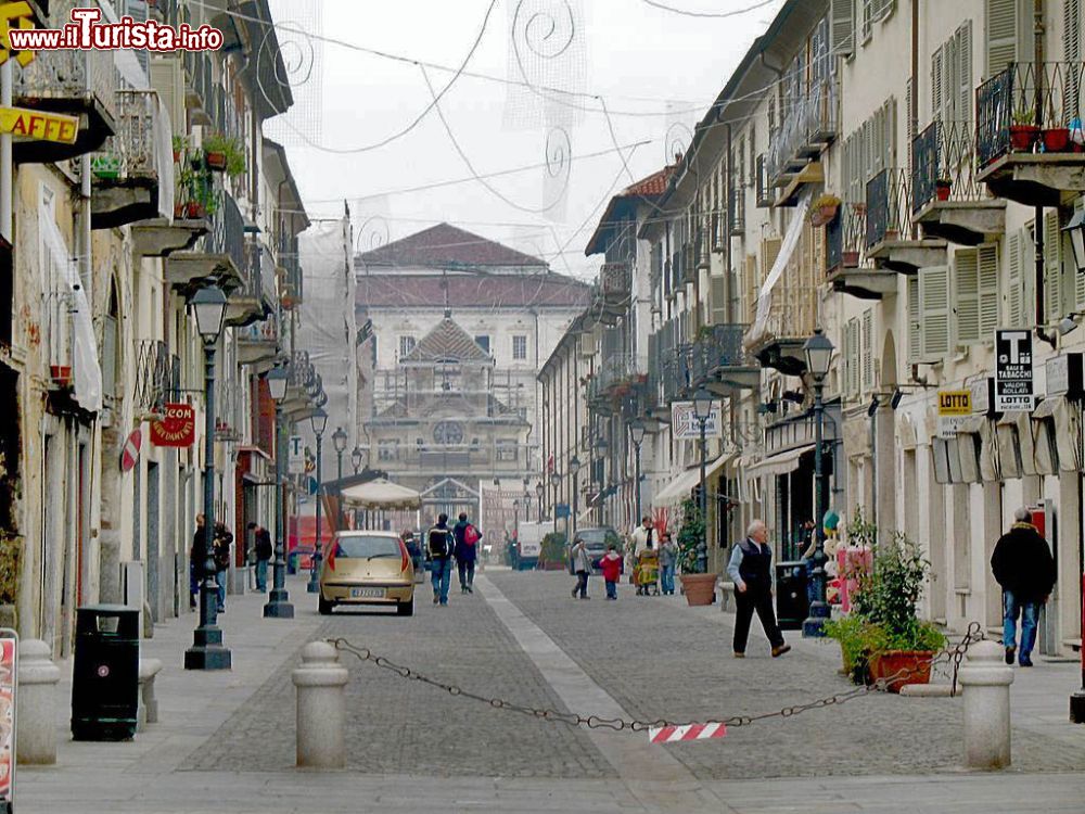 Immagine Via Andrea Mensa: siamo nel Borgo Antico e la Reggia Sabauda di Venaria Reale rimane sullo sfondo Di Twice25 & Rinina25 - nostra immagine, CC BY 2.5, Collegamento