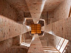 Una singolare veduta prospettica all'interno della torre campanaria nella cattedrale di Chioggia, Veneto, Italia.

