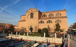 Veduta del Duomo di Santa Maria a Chioggia, Veneto, Italia. Intitolata a Santa Maria Assunta in cielo, questa chiesa è stata edificata sulle fondamenta di un antico tempio risalente all'VIII° ...