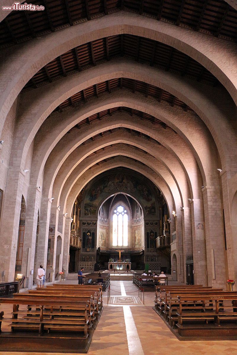 Immagine Navata del Duomo di Gubbio, Umbria