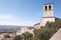 Campanile duomo di Gubbio e panorama del centro citta in Umbria