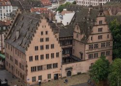 L'edificio storico che ospita il Museo de l'Œuvre Notre-Dame. Siamo a Strasburgo, in Francia. - © Franz Roth - CC BY-SA 3.0, Wikipedia