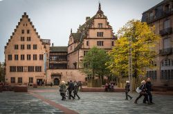 Place du Château: nel cuore di Strasburgo questi due edifici storici del XV e del XVI secolo ospitano il Museo de l'Œuvre Notre-Dame. - © Ctruongngoc - CC BY-SA 3.0, ...