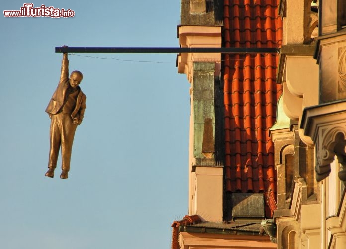 Dal municipio di Olomouc, una particolare installazione artistica