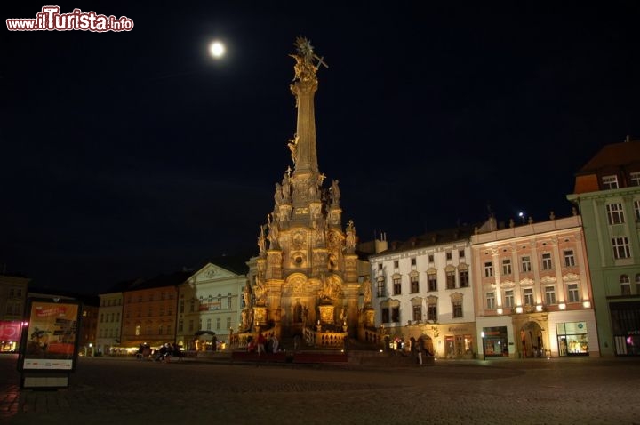 La luna piena splende sul cielo di olomouc e la colonna della trinit 