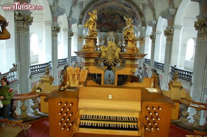 Organo nella chiesa barocca della Vergine Maria della Neve a Olomouc