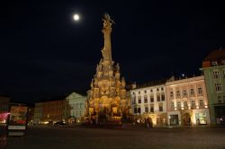 La luna piena splende sul cielo di olomouc e ...