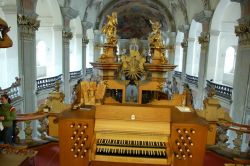 Organo nella chiesa barocca della Vergine Maria ...