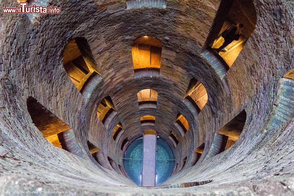Immagine La parte terminale ed il fondo del Pozzo di San Patrizio ad Orvieto . E' profondo 54 metri - © ValerioMei / Shutterstock.com