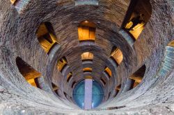 La parte terminale ed il fondo del Pozzo di San Patrizio ad Orvieto . E' profondo 54 metri - © ValerioMei / Shutterstock.com