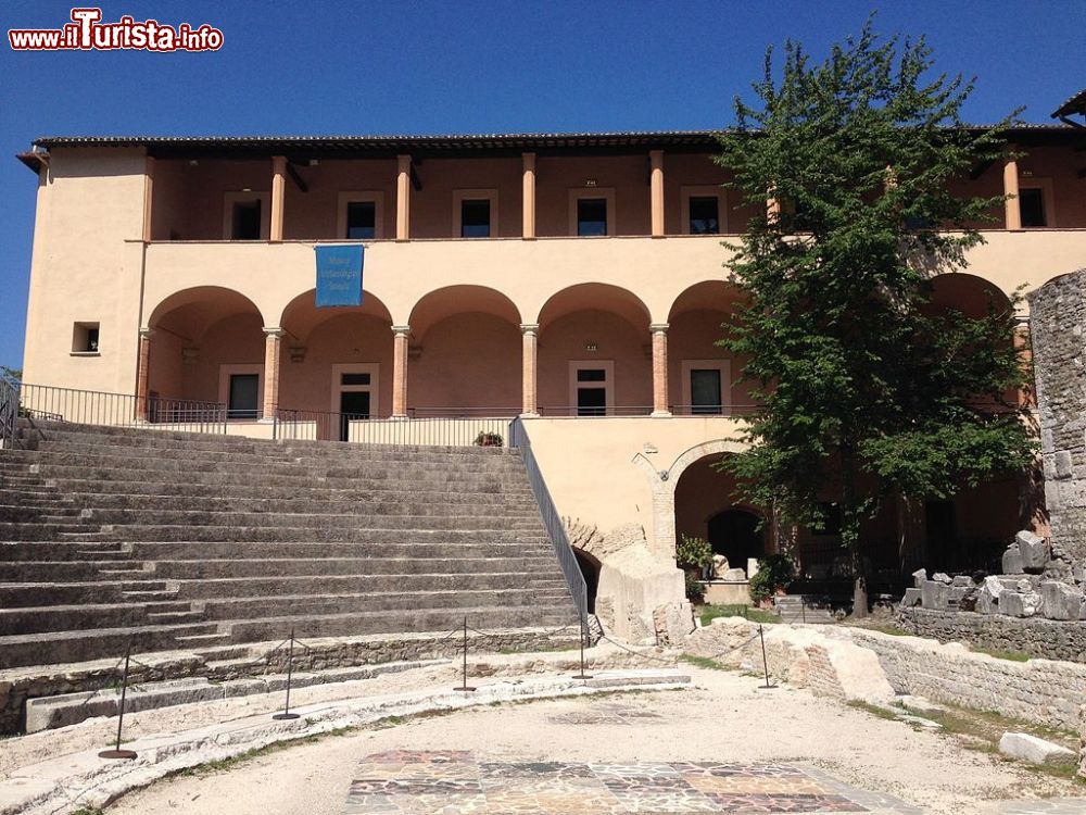 Immagine Dettaglio delle gradinate del Teatro Romano di Spoleto - © Manuelarosi - CC BY-SA 3.0, Wikipedia