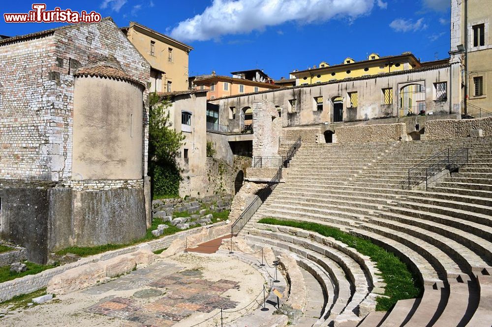 Immagine Il Teatro Romano e sullo sfondo le case della città di Spoleto in Umbria - © Geosergio - CC BY-SA 4.0, Wikipedia