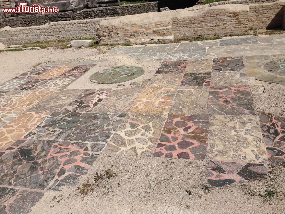 Immagine Particolare dei pavimenti del Teatro Romano di Spoleto - © Manuelarosi - CC BY-SA 3.0, Wikipedia