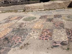 Particolare dei pavimenti del Teatro Romano di Spoleto - © Manuelarosi - CC BY-SA 3.0, Wikipedia