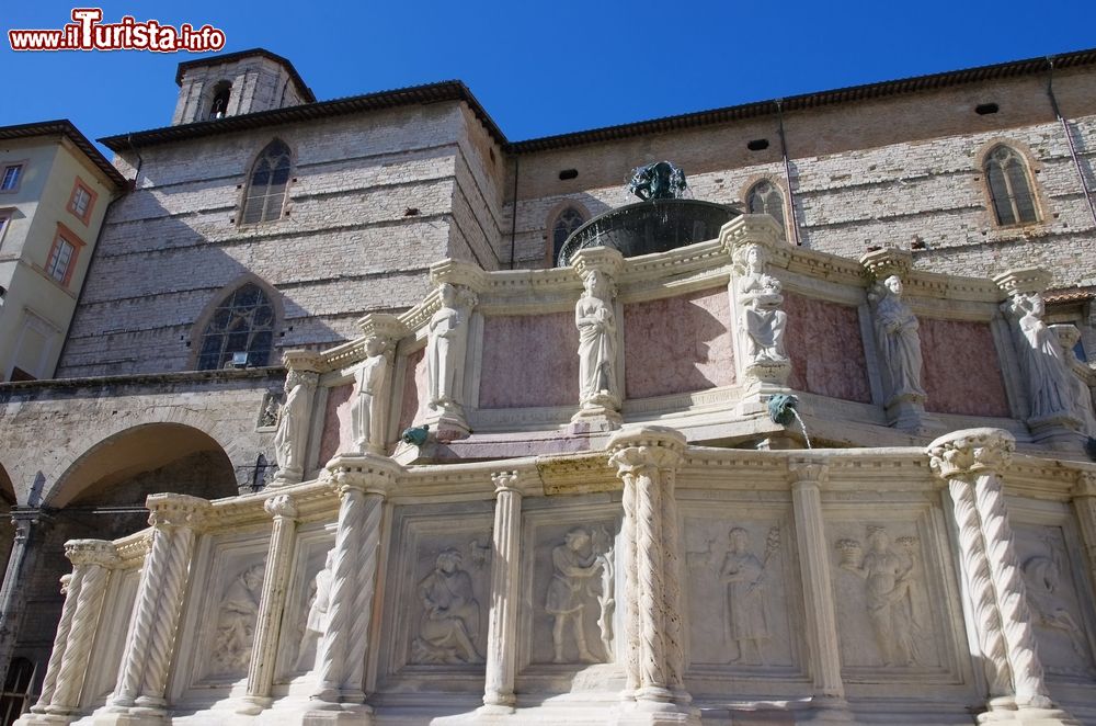 Immagine Dettaglio dei marmi di Fontana Maggiore a Perugia, sullo sfondo la Cattedrale di San Lorenzo