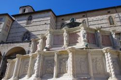 Dettaglio dei marmi di Fontana Maggiore a Perugia, sullo sfondo la Cattedrale di San Lorenzo