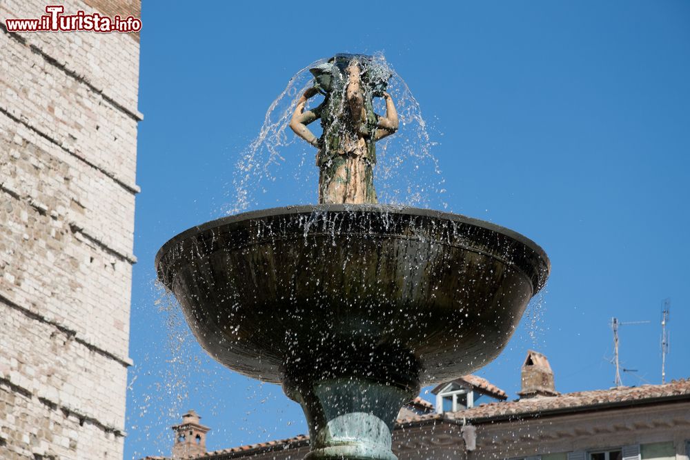 Immagine La vasca superiore della Fontana Maggiore in centro a Piazza IV Novembre a Perugia