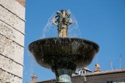 La vasca superiore della Fontana Maggiore in centro a Piazza IV Novembre a Perugia