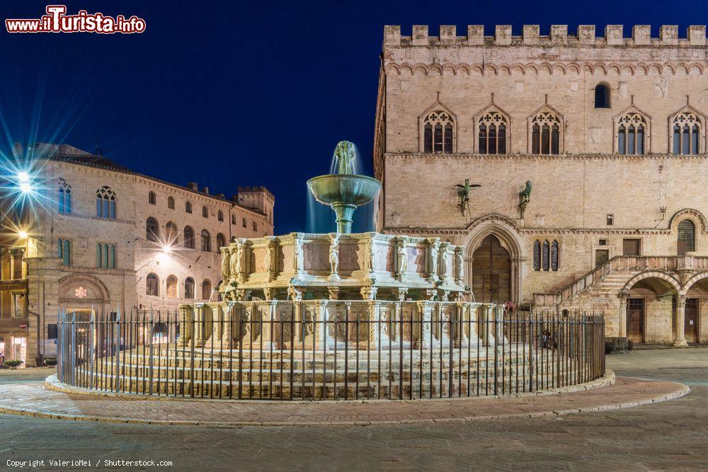 Immagine Piazza IV Novembre, Perugia: la Fontana Maggiore e il Palazzo dei Priori fotografati di sera - © ValerioMei / Shutterstock.com