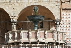 La bella Fontana Maggiore al centro di Piazza IV Novembre a Perugia
