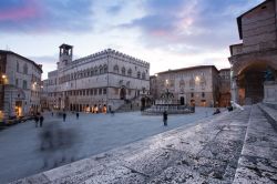 Tramonto su Piazza IV Novembre a Perugia: la foto è stata scattata dalla scalinata della Cattedrale di San Lorenzo